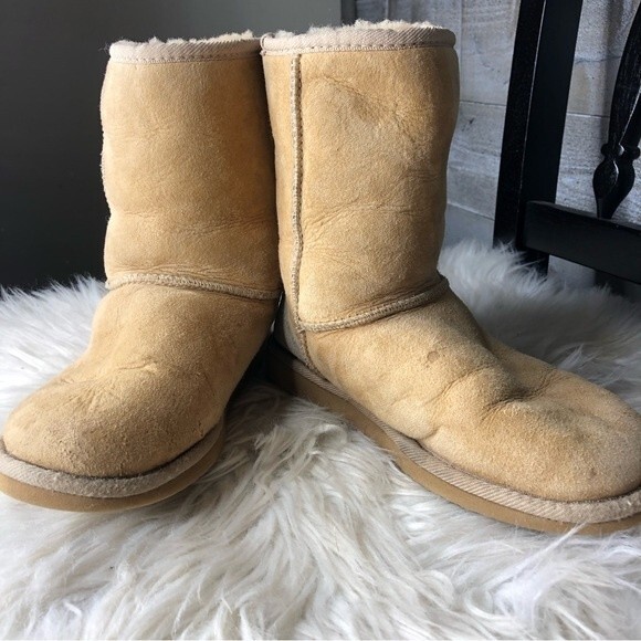 Ugg size 6 womens classic short beige taupe boots - Picture 2 of 10